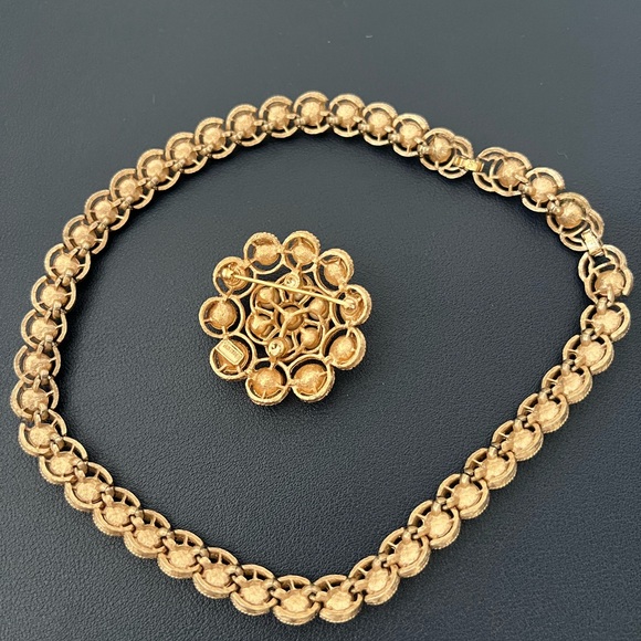 Vtg Crown Trifari Demi Parure Pearls Gold Tone Snowflake necklace and Brooch set - Picture 7 of 9